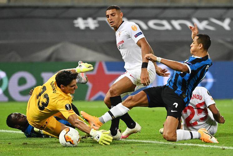 关于C罗巅峰对决，西亚卡姆与40激战巴塞罗那分钟，比分优势明显胜负难料！的信息